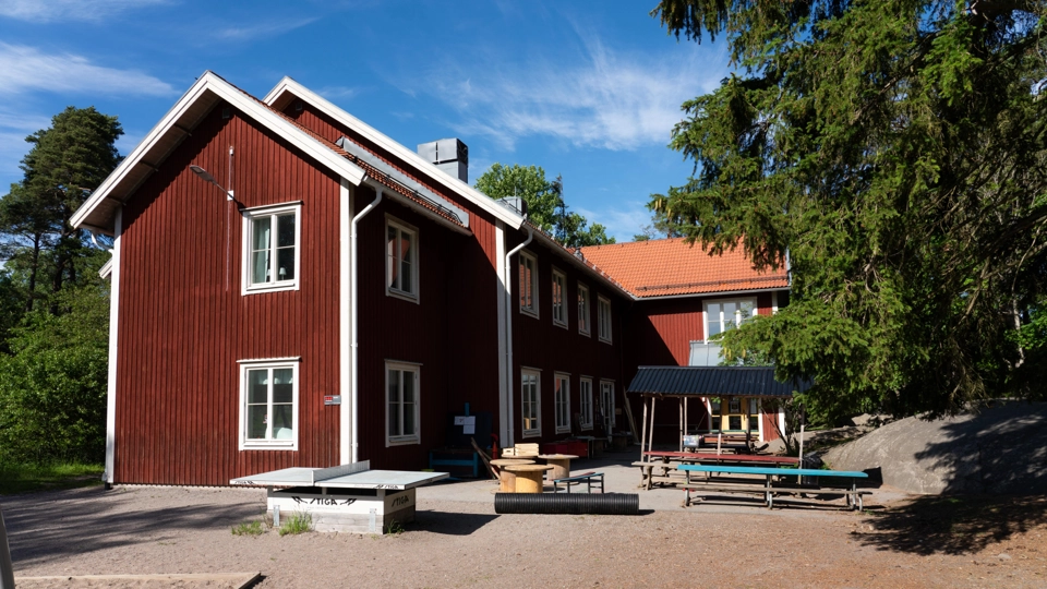 Barn i klassrum. Ler stor och bär en blå tröja.