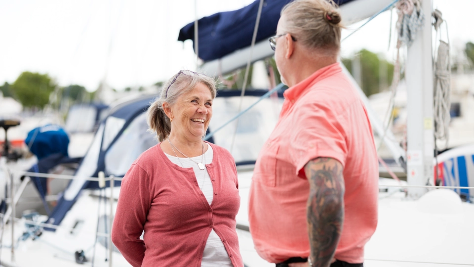 En man och en kvinna står vid en båt.