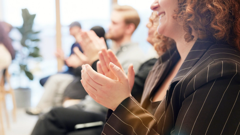 Personer på föreläsning applåderar