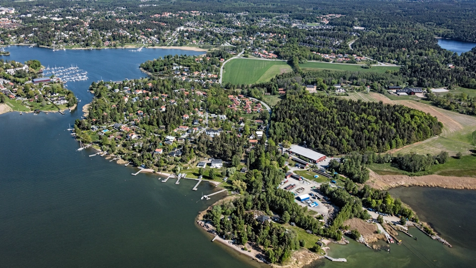 Drönarvy över kust och fastland