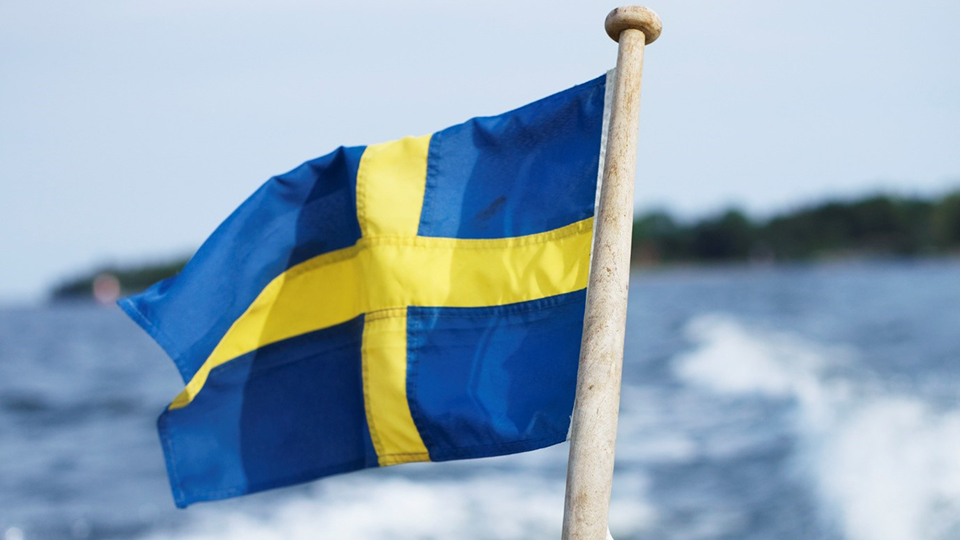 En svensk flagga i aktern på en båt.