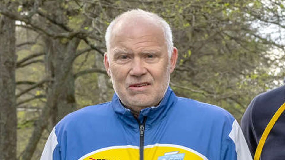 Håkan Dahlbäck har en träningsoverall och tittar rakt in i kameran