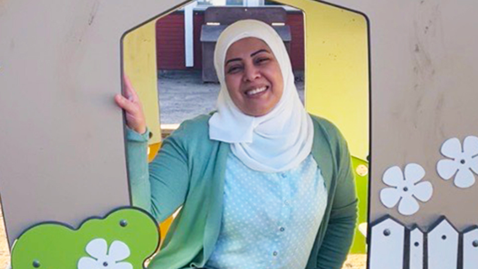 Khadija Sheikho på en förskolegård