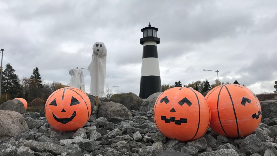 Pumpor och spöken under Halloween.