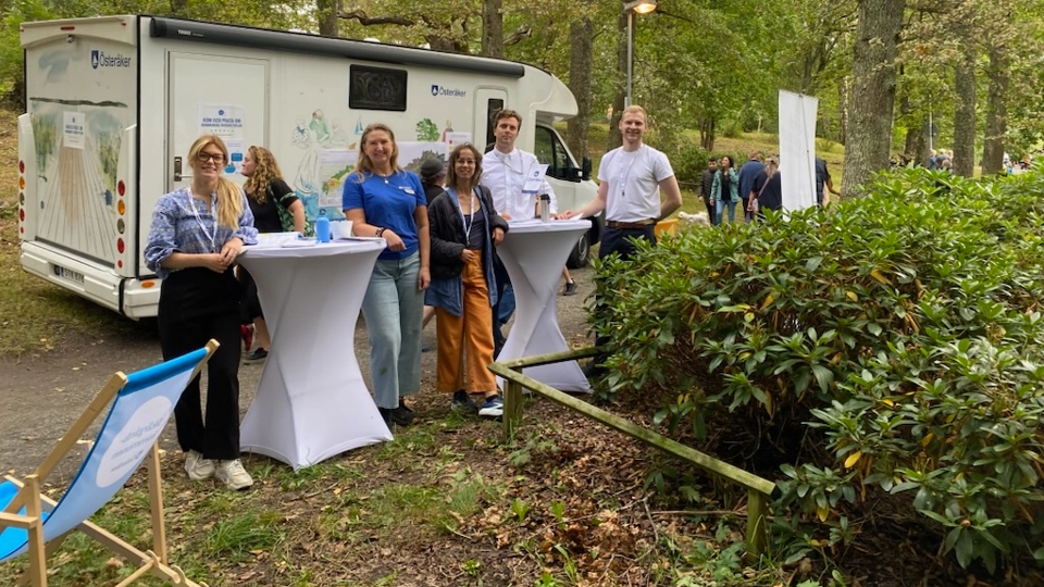 Medarbetare från Österåkers kommun möter invånare vid kommunens mobila verksamhet.
