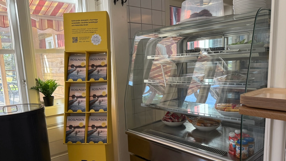 Ett skyltfönster i en restaurang med mat i.
