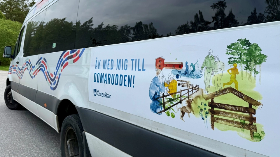 En liten buss parkerad vid sidan av vägen.