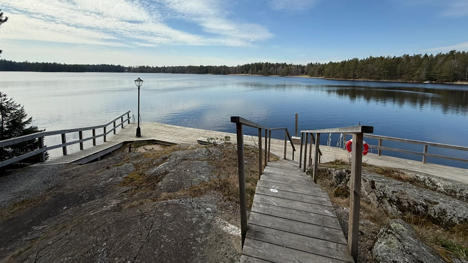 Brygga och trädäck vid en insjö.