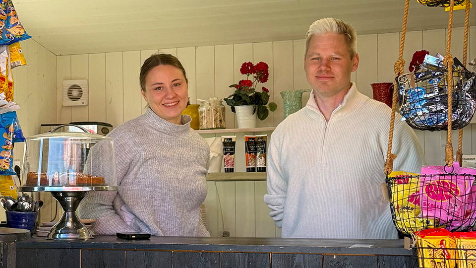 Tove och Svante Kohala vid disken i ett café.