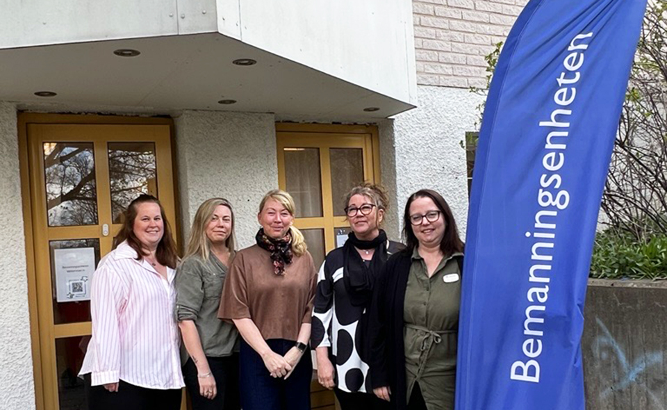Medarbetare på Bemanningsenheten står utanför sitt kontor.