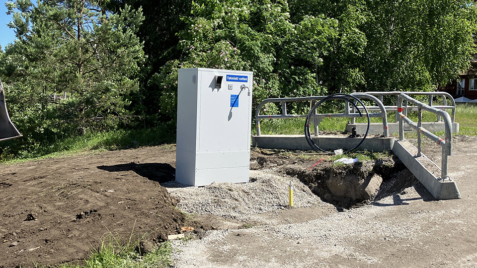 En vattenkiosk installeras, det är gjord och grävda ytor kring den.