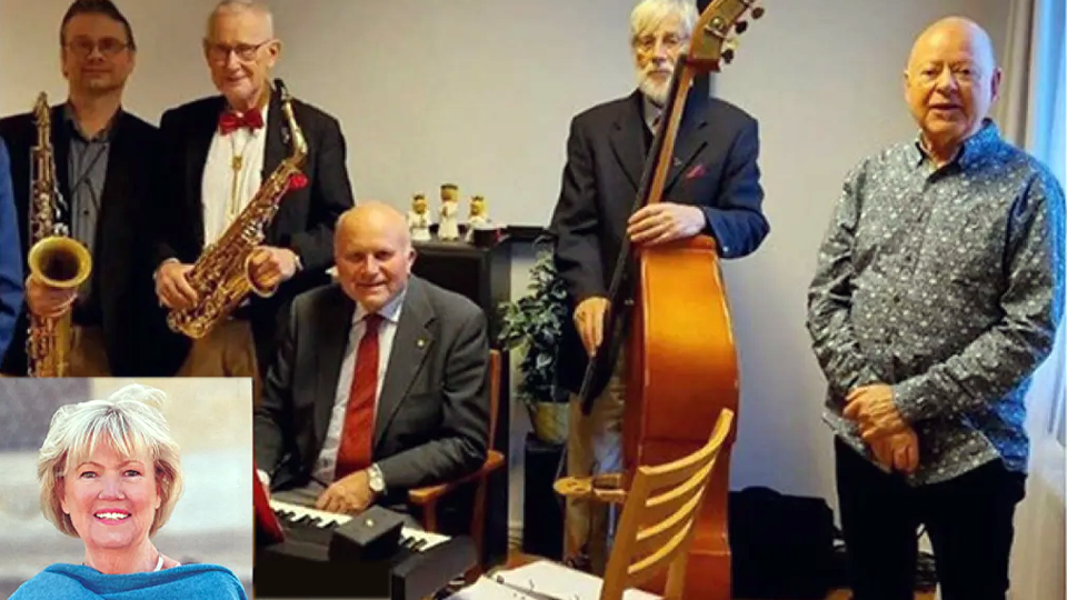Fem herrar med musikinstrument: saxofoner, bas och elpiano. Inklippt är en bild på en dam i kort, blont hår.