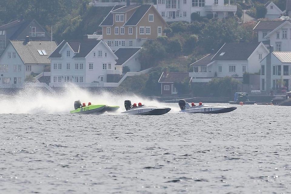 Tre racingbåtar i bredd på öppet vatten