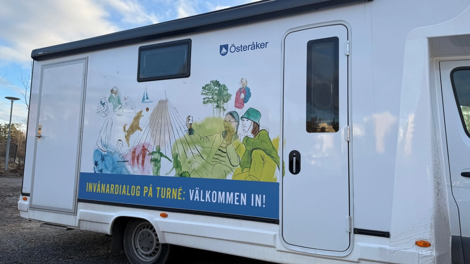 Människor vid en kanal en sommardag. I förgrunden syns en affisch med texten "Digital trygget i Sverige" - "Tillsammans mot digitala bedrägerier"