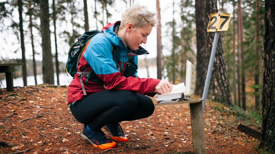 Person som orienterar i skogen