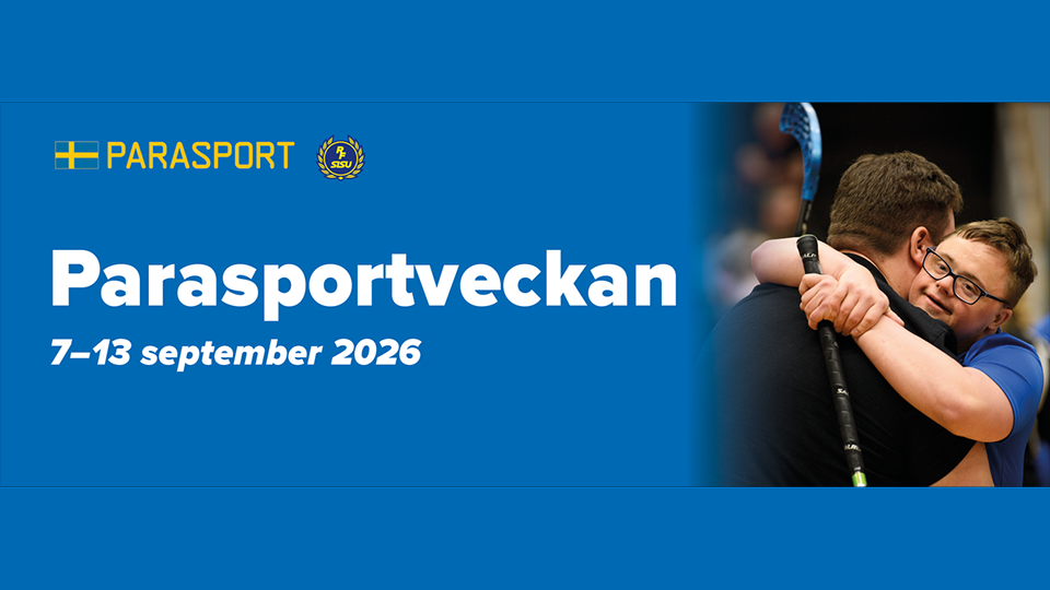 En ung man med Downs ler och kramar om en annan kille. De ser ut att ha spelat innebandy.
