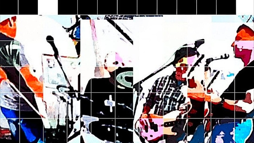En kraftigt redigerad bild med ett filter av rutmönster. På bilden syns fyra musiker spela gitarrer, bas och trummor.