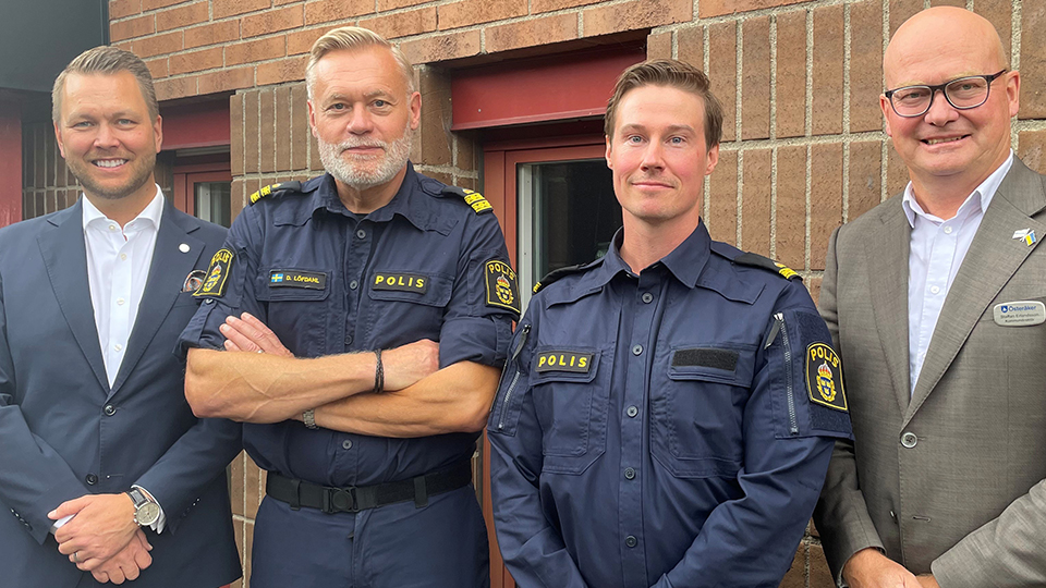 Två poliser i uniform med kommunstyrelsens ordförande och kommundirektören på varsin sida.