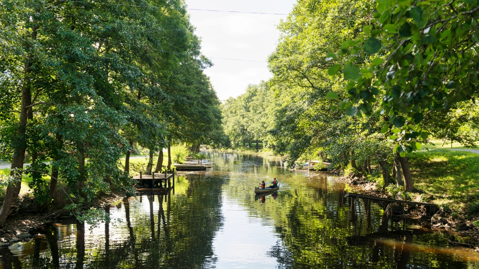 En kanal där någon paddlar.