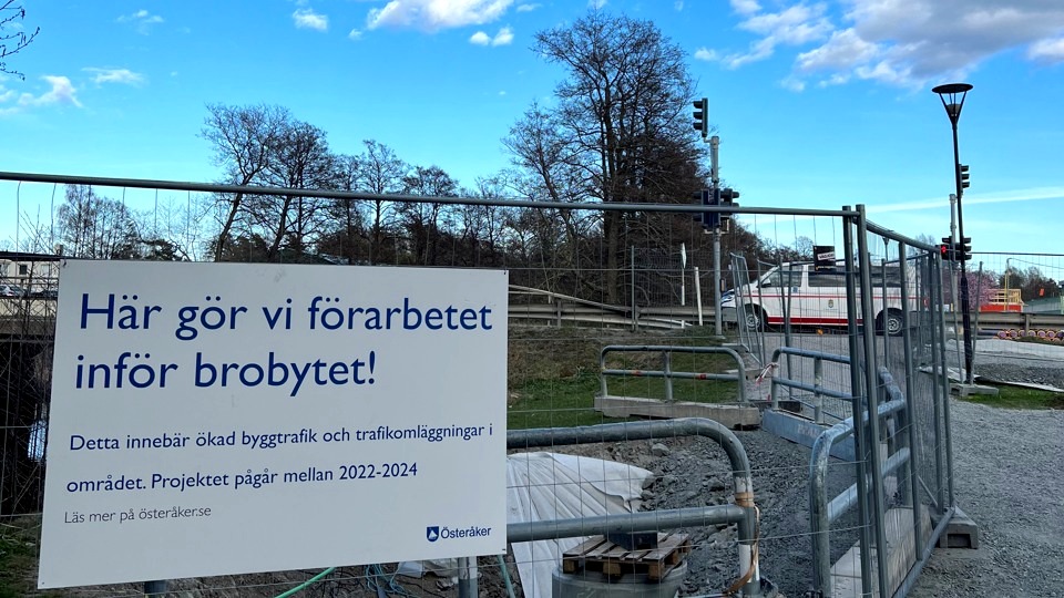 Skylt som berättar om det förberedande arbetet inför bytet av Säbybron.