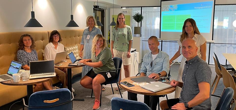 Bilder på personalen på Pedagogcentrum och på två av föreläsarna på årets kick-off i ett kontorslandskap