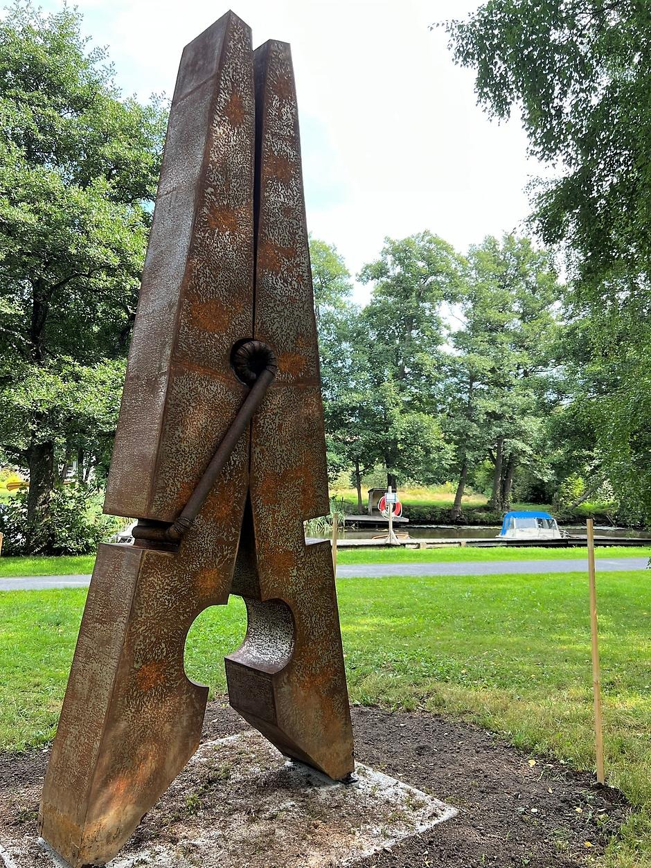 En skulptur av en gigantisk klädnypa utformad i metall som är cirka två meter hög.