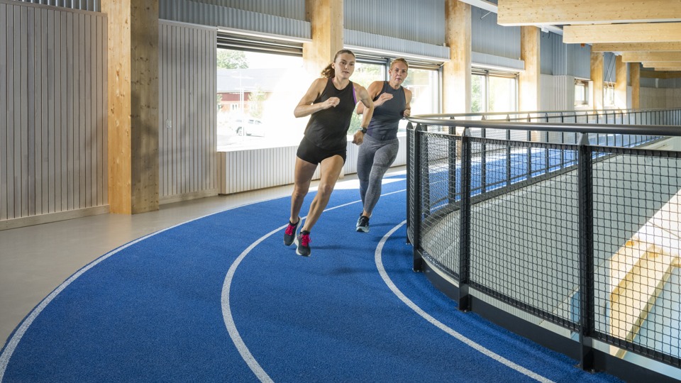 Sjökort på väggen i entrén på Österåkers multiarena med boulbana nedanför