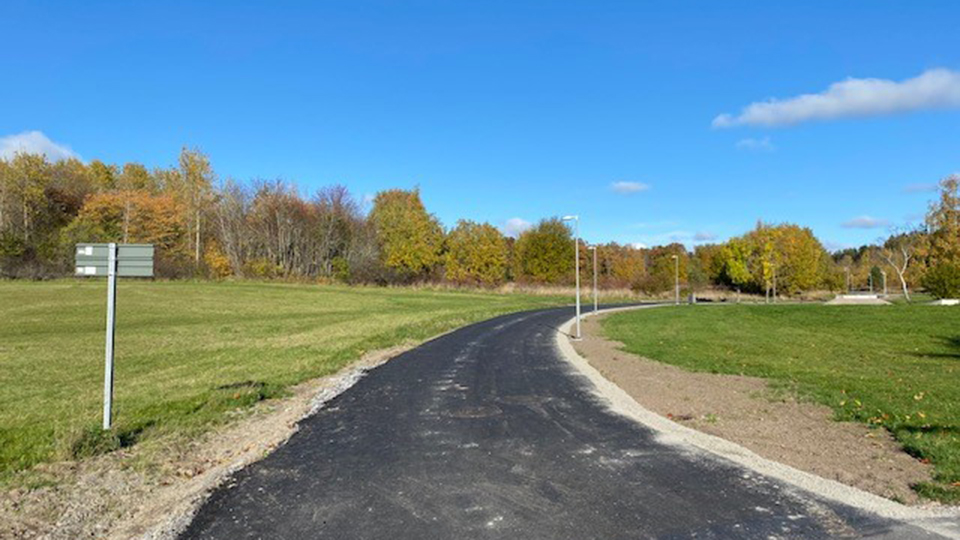 Visar en nyanlagd gång- och cykelväg i Österåkers kommun