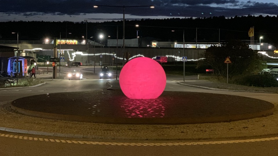 Konstverket Solen, en boll mitt i en cirkulationsplats, lyser rosa