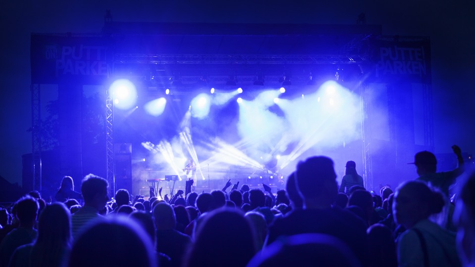 Bilden visar en scen med starka färger och festivalkänsla