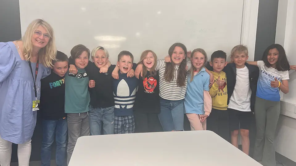 Fritidspedagogen Jana och elever från Söraskolan