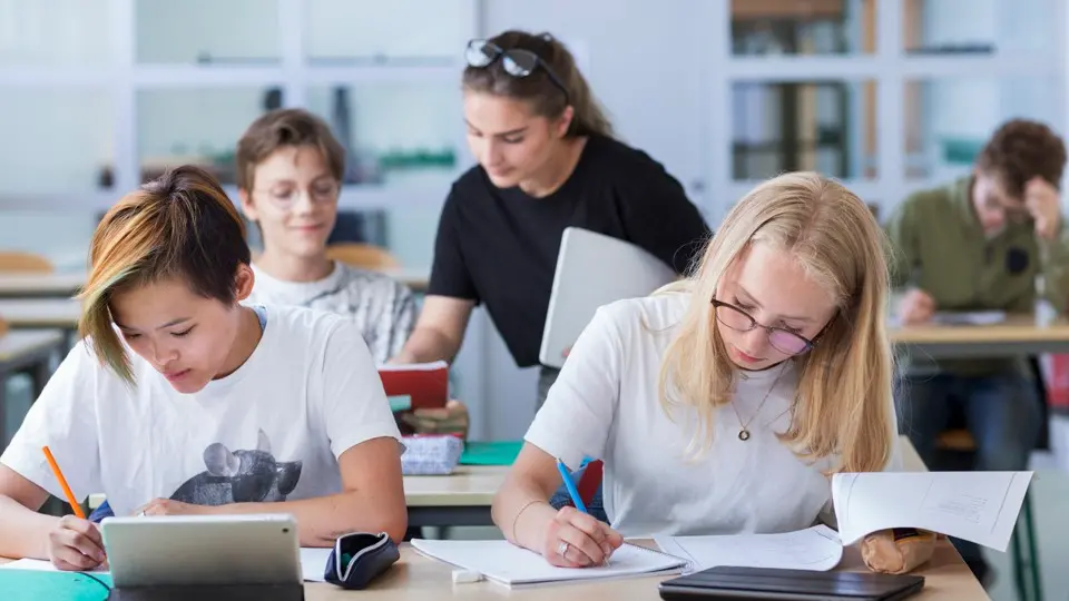 Elever och lärare i klassrum