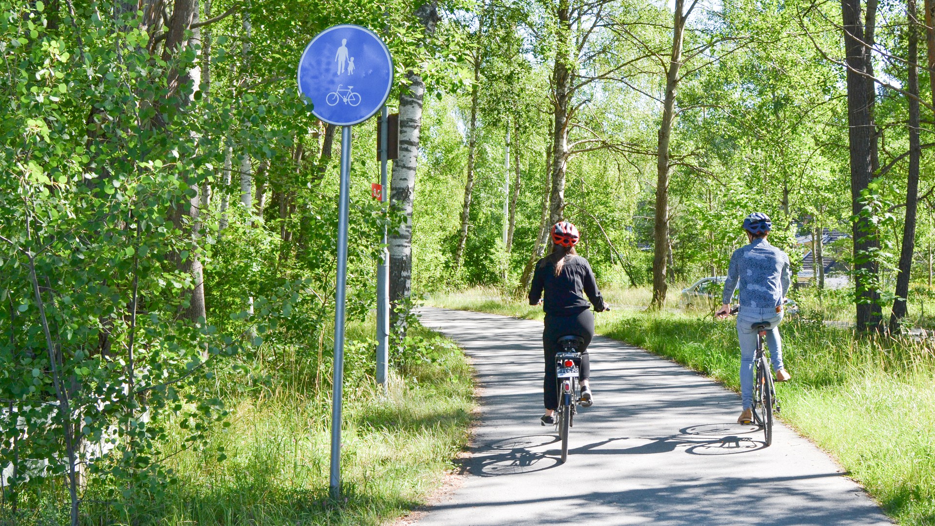 Cykelbanor runt om i Åkersberga. Personerna på bilderna är medarbetare som skrivit på avtal.