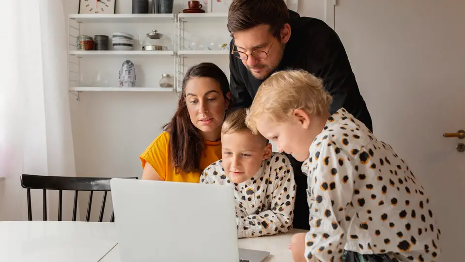 Familj tittar på dator