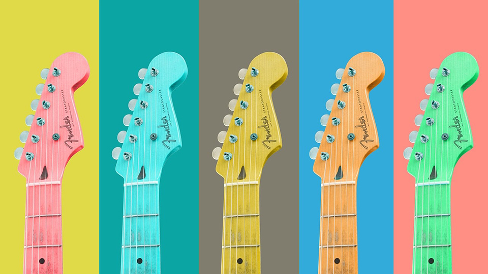 En illustration med flera gitarrer i olika färger.