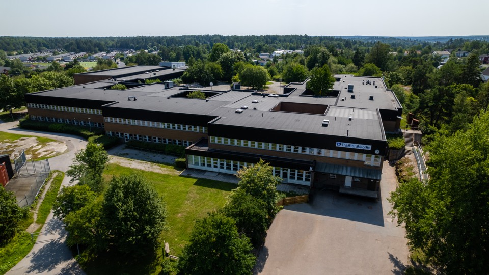 Bilden visar Tråsättraskolan från ovan
