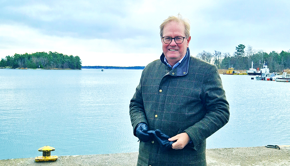 Erik Josephson står på en kaj med skärgården bakom sig. Det är lite mulet.