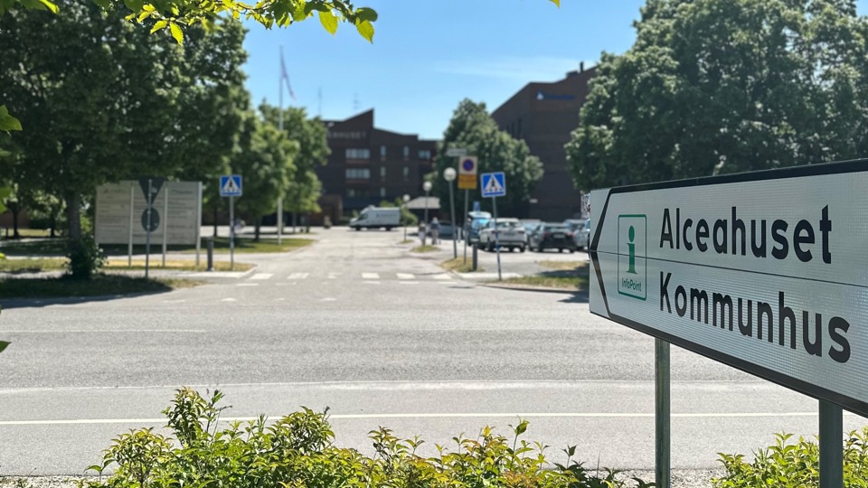 Skylt med texten Kommunhus Alceahuset samt symbolen "i" för Infopoint. Alceahuset syns i bakgrunden.