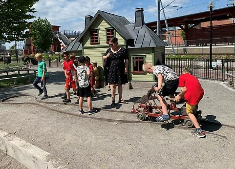 lekparken vid järnvägen