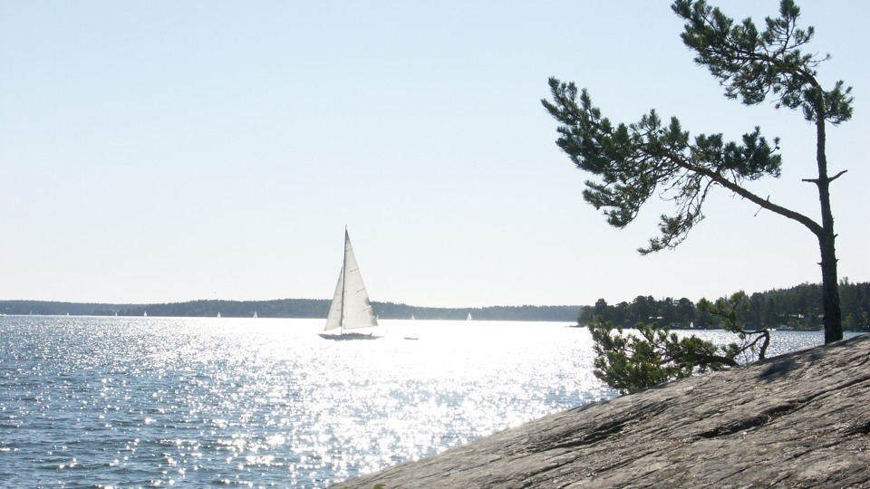 Hav, segelbåt och solsken