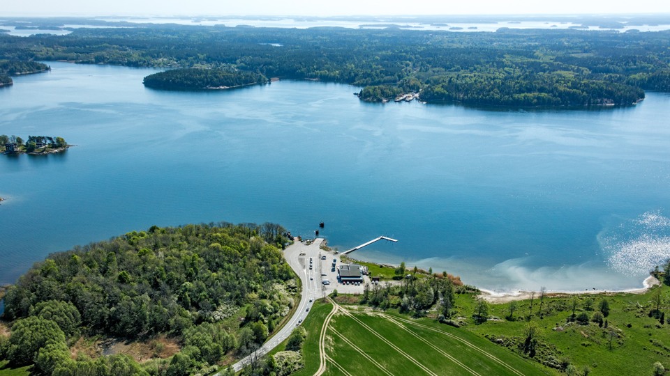 Flygfoto som visar färjeläget i Östanå och färjeläget på Ljusterö.