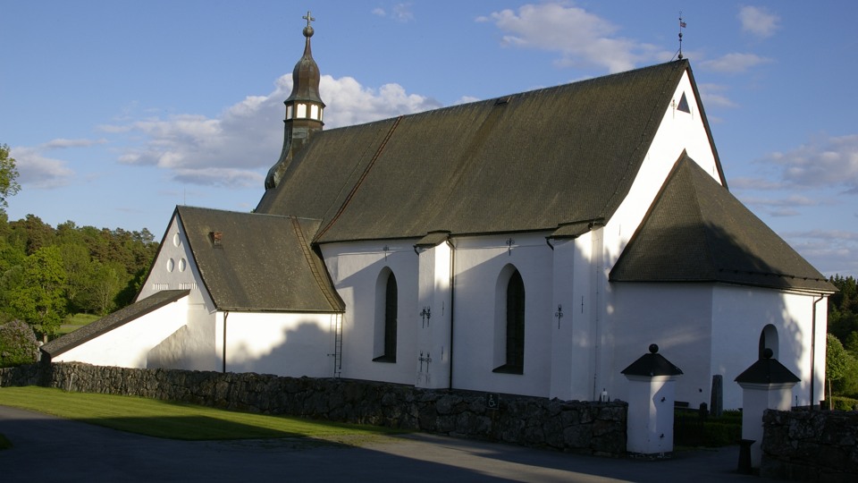 Vit putsad kyrka.