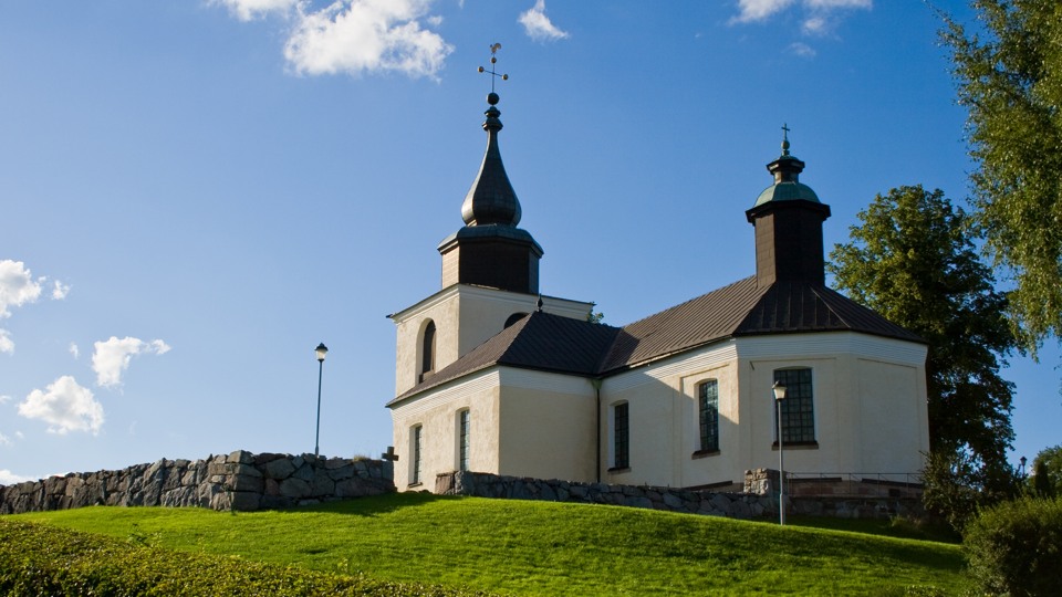 Vit putsad kyrka.