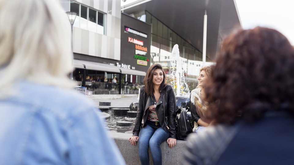 Tjejer sitter på Storängstorget i Åkersberga centrum