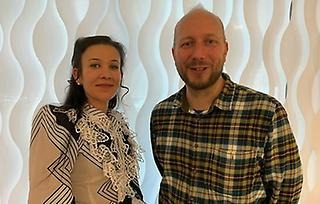 Nainen koreassa asussa ja mies ruudullinen paita päällä