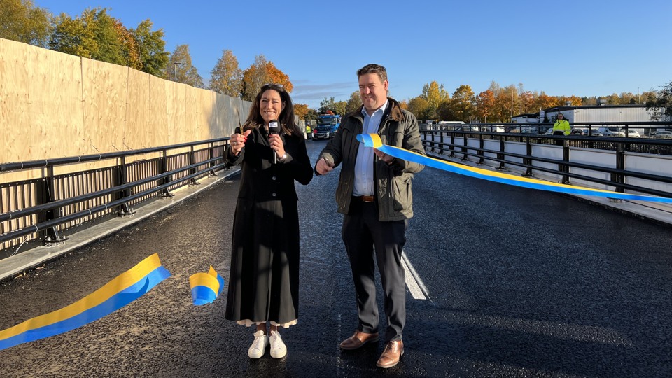 Michaela Fletcher och Mathias Lindow klipper av ett brett blågult band med varsin sax på nya Säbybron för att inviga den. 