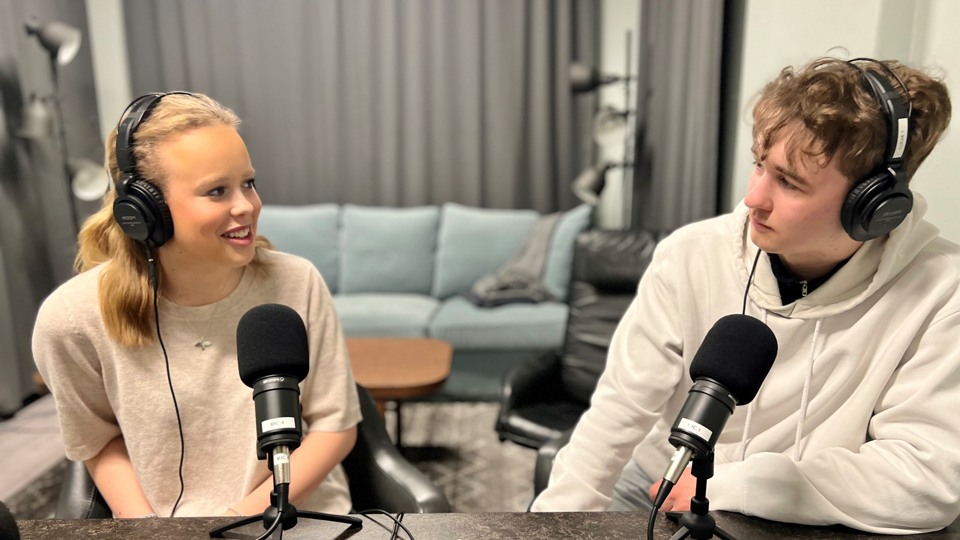 Caroline och Leo samtalar i studion om stress runt träningen under poddinspelningen. 