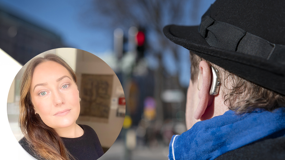 Bilden visar ett porträtt av en kvinna med ljust hår och blå ögon. I bakgrunden syns en person bakifrån med hörapparat, svart hatt och en röd trafiksignal i en utomhusmiljö.