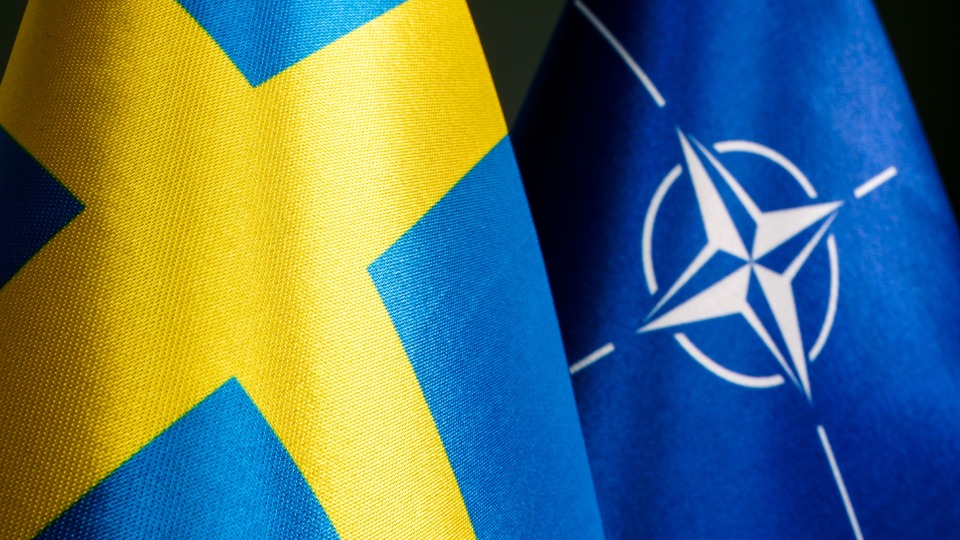 Bilden visar Sveriges och Natos flagga