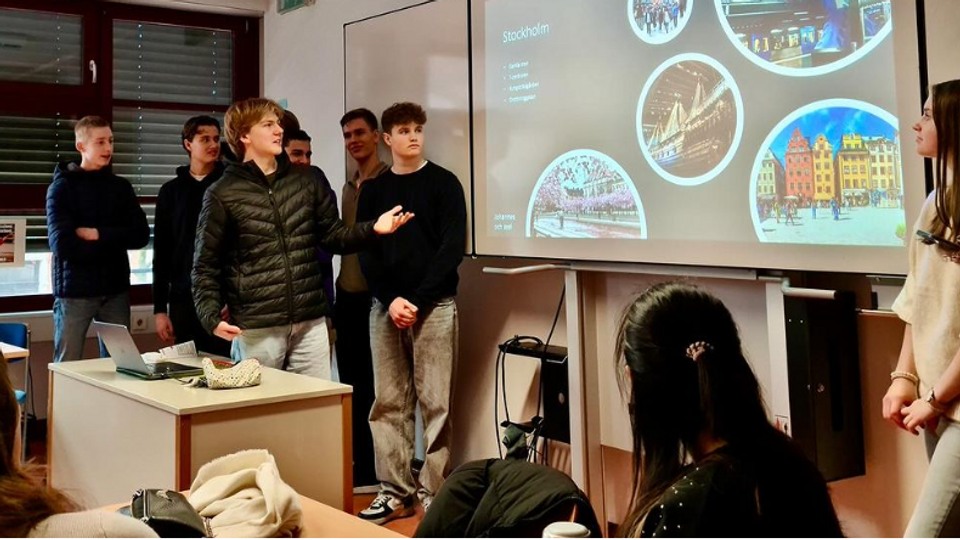 Elever från Österåkers gymnasium håller en presentation där de berättar om Stockholm och visar bilder för de tyska eleverna